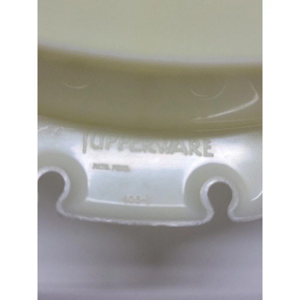 Tupperware Snack Server, 6 dividers. With cover. Food saver. Organizer
